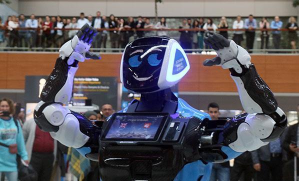 Sabiha Gökçen Havalimanında danışman robot göreve başladı