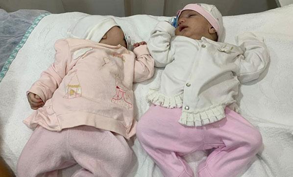 1,5 aylık ikizler ile 2 yaşındaki kız, apartman girişine terk edildi