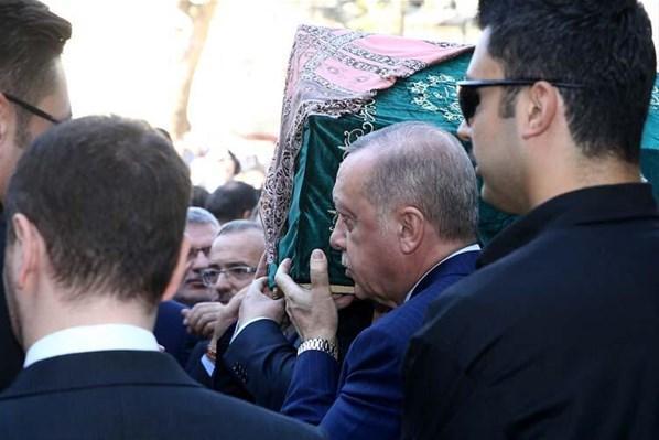 Cumhurbaşkanı Erdoğan, Muhammet Emin Akbaşoğlunun annesinin cenaze törenine katıldı