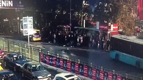Beşiktaşta otobüs durağa böyle daldı