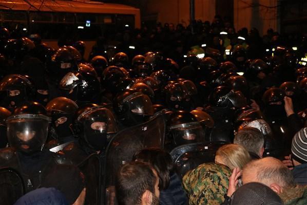 Ülke karıştıGürcistanda parlamentoyu kuşatan protestoculara polis müdahale etti