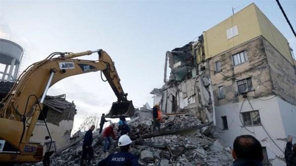 Arnavutluk depremle sarsıldı Türkiye yardım gönderdi