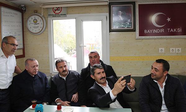 Cumhurbaşkanı Erdoğandan taksi durağına ziyaret