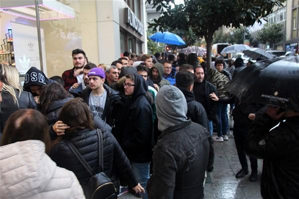 Çılgınlık Türkiyeye de sıçradı Yağmur, çamur dinlemeden beklediler