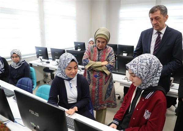 Emine Erdoğan: Bilgiyi insani faziletlerle işlemelisiniz