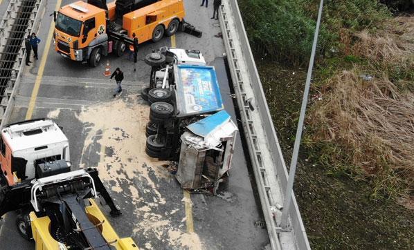 TEM otoyolunda kaza Yol trafiğe kapandı