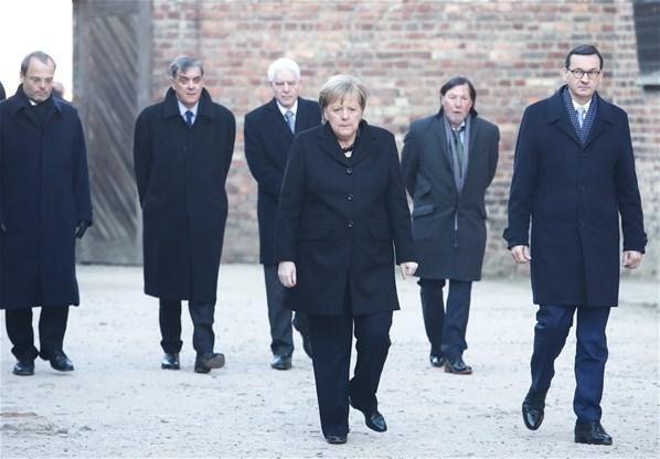 Angela Merkel düşme tehlikesi geçirdi