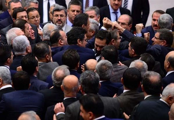 Mecliste bütçe görüşmeleri sırasında kavga çıktı