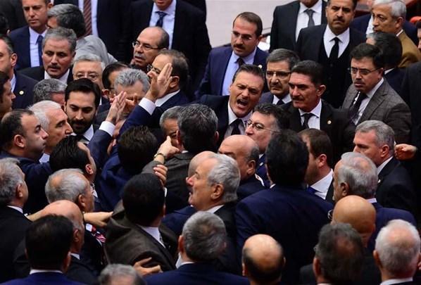 Mecliste bütçe görüşmeleri sırasında kavga çıktı