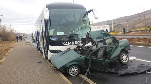 Otobüs ile otomobil çarpıştı: 3 ölü, 1 yaralı