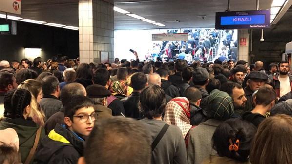 İstanbulda metro raydan çıktı Yoğunluk yaşandı
