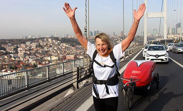Gezgin kadın koşarak 15 Temmuz Şehitler köprüsünden geçti