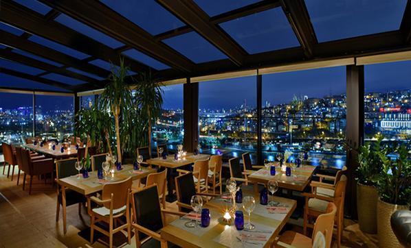Canlı müzikli, konaklamalı, yemekli yeni yıla özel İstanbul eğlenceleri…