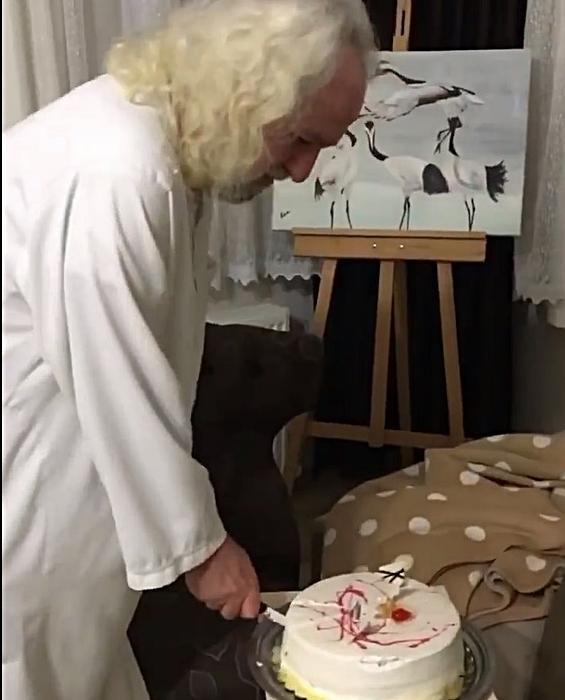 Hasan Mezarcı, Noel’i doğum günü olarak kutladı