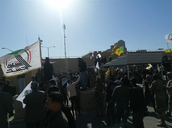 Son dakika: Yüzlerce Iraklı ABD Büyükelçiliği dışında toplandı