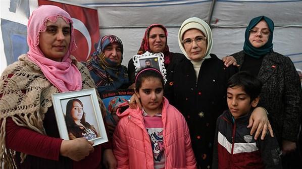 Emine Erdoğan’dan evlat nöbetindeki Diyarbakır Annelerine ziyaret