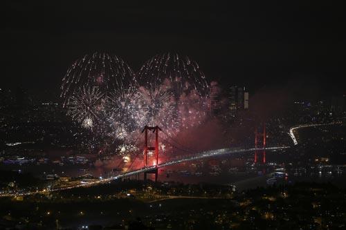 İstanbulda nefes kesen görüntüler Yeni yıla ışıl ışıl girildi