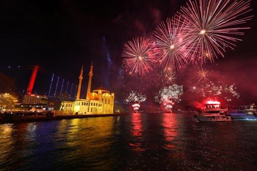 İstanbulda nefes kesen görüntüler Yeni yıla ışıl ışıl girildi