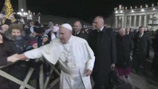 Papa Francis sinirlendi Kadının eline vurdu
