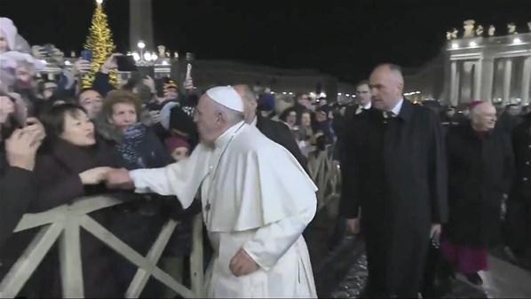 Papa Francis sinirlendi Kadının eline vurdu