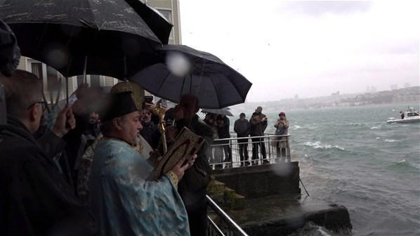İstanbulda haç çıkarma töreninde korku dolu anlar