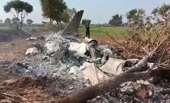 Pakistanda savaş uçağı düştü: 2 ölü