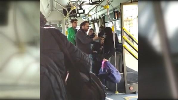 Öfkeli şoför, üstü kirli olan çocuğu otobüsten attı