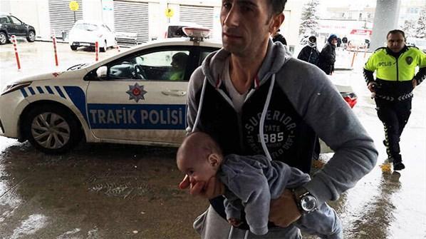 Dili boğazına kaçan bebeği hastaneye polisleri yetiştirdi