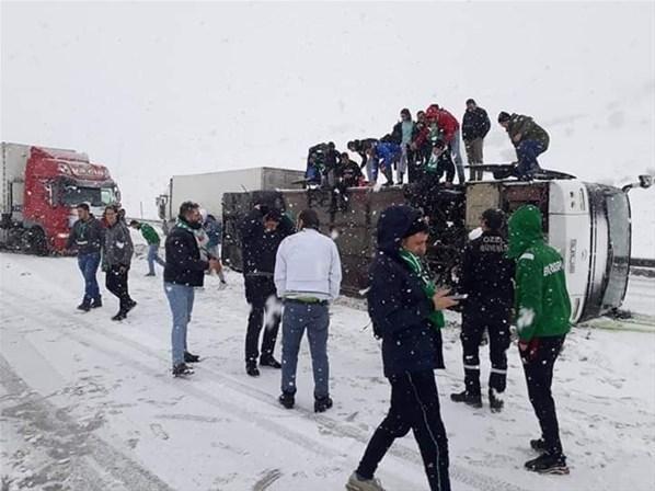 Bursaspor taraftarını taşıyan otobüs devrildi