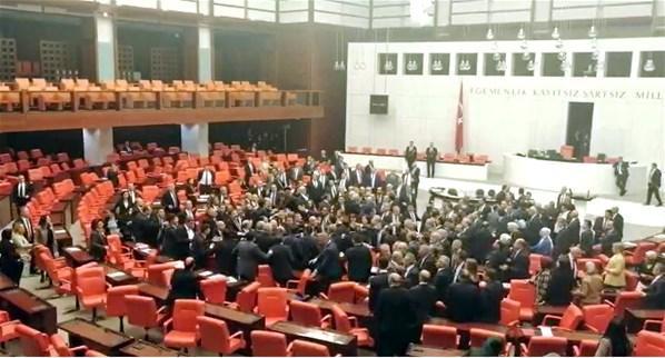 Mecliste büyük kavga  CHPli Özkoç hakkında Cumhurbaşkanına hakaretten soruşturma başlatıldı
