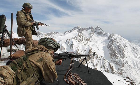 Mehmetçik, Hakkari dağlarında teröristlere korku salıyor