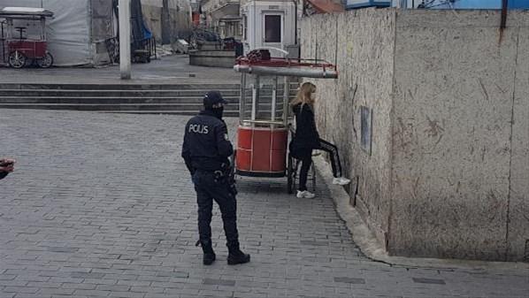 Polis karantinadan kaçan kadının etrafını sardı