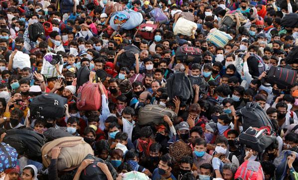 Hindistanda binlerce kişinin terminalde bir arada beklemesi endişeye  yol açtı
