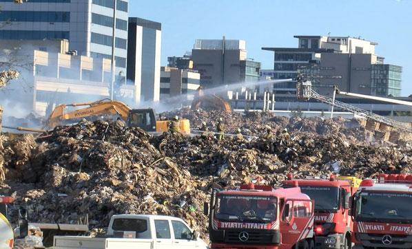 Küçükçekmecedeki kağıt fabrikası bahçesindeki yangın 26 saat sonra tamamen söndürüldü