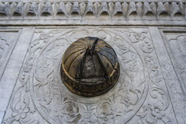 Saliha Sultan Çeşmesinde tahribat Varaklı madalyonun bir parçası altın sanılıp çıkarıldı