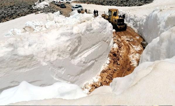 Antalyada 7 metre karla kaplı yollar açılıyor
