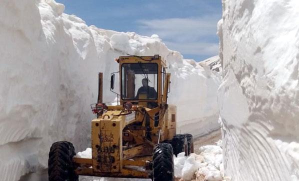 Antalyada 7 metre karla kaplı yollar açılıyor