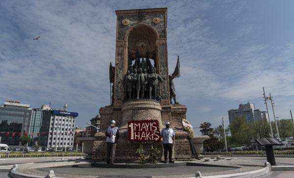 Sendikalar Taksim Cumhuriyet Anıtına çelenk bıraktı