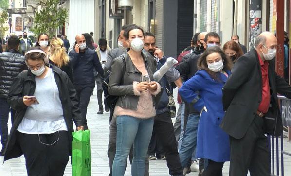 İstiklal Caddesi bugün de yoğun: bazı dükkanlar kepenk açtı