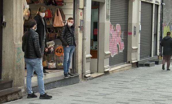 İstiklal Caddesi bugün de yoğun: bazı dükkanlar kepenk açtı