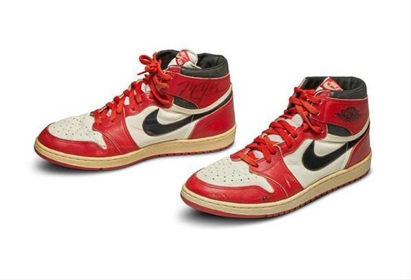 Michael Jordanın imzalı ayakkabısı 560 bin dolara satıldı