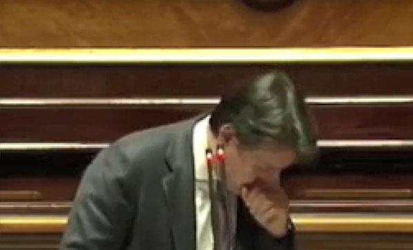 Dünyayı şoke eden görüntü İtalya Başbakanı Contenin öksürük krizine Maske tak tepkisi