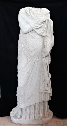 Patarada bulunan 1900 yıllık kadın heykeli heyecan yarattı