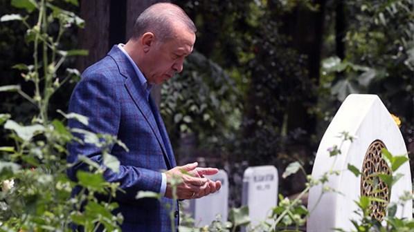 Cumhurbaşkanı Erdoğan babasının ve annesinin kabrini ziyaret etti