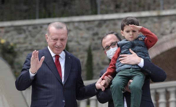 Cumhurbaşkanı Erdoğan, fetih kutlamaları dolayısıyla Boğazdan geçen  tekneleri selamladı
