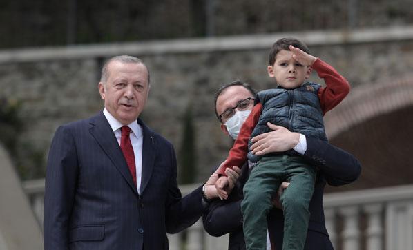 Cumhurbaşkanı Erdoğan, fetih kutlamaları dolayısıyla Boğazdan geçen  tekneleri selamladı