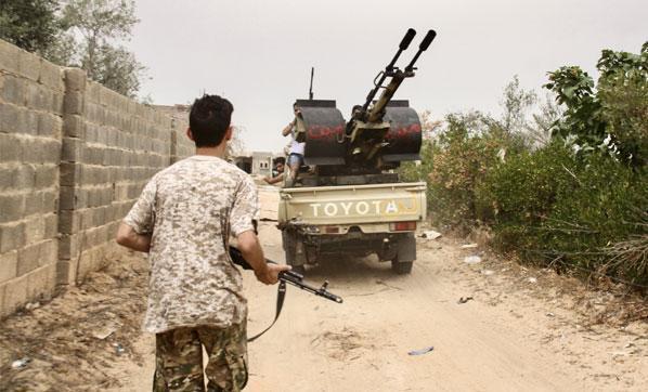 Libya ordusu ile Hafter milisleri, Trablus Havaalanı çevresinde  çatışıyor