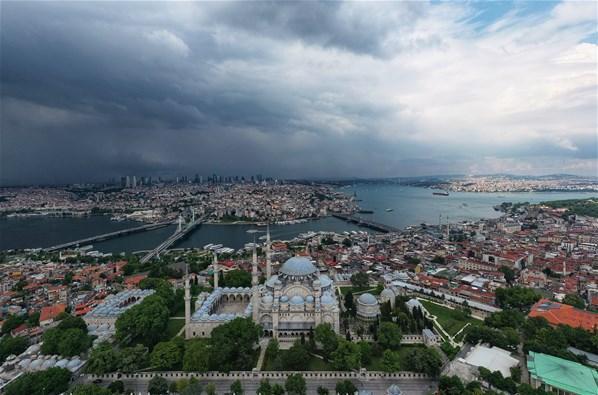 İstanbul üzerinde kara bulutlar ve yağmur