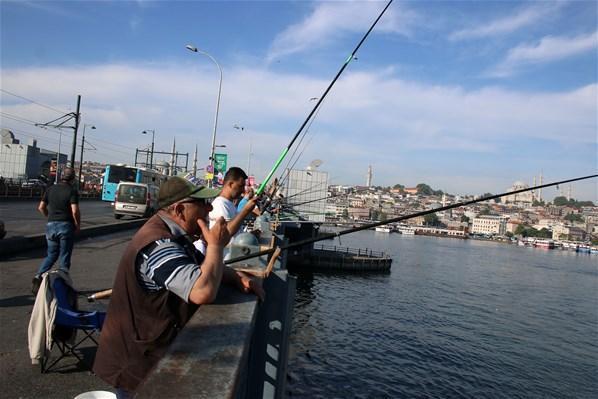 Yasaksız ilk hafta sonunda Galata Köprüsüne balık tutmaya koştular