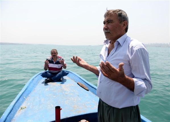 Görenler şaşırıyor Sandalla açılıp dua ediyorlar...